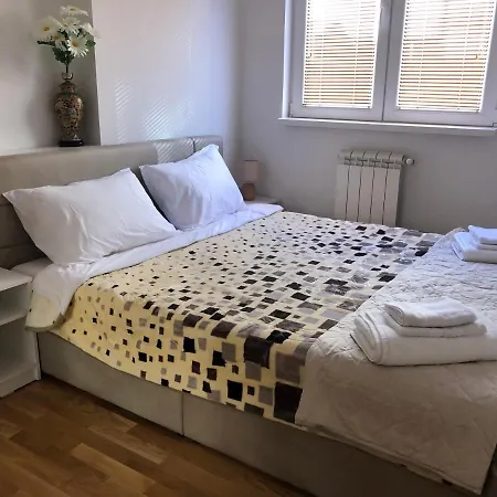 Apartment Denis Centar With Private Parking Garage